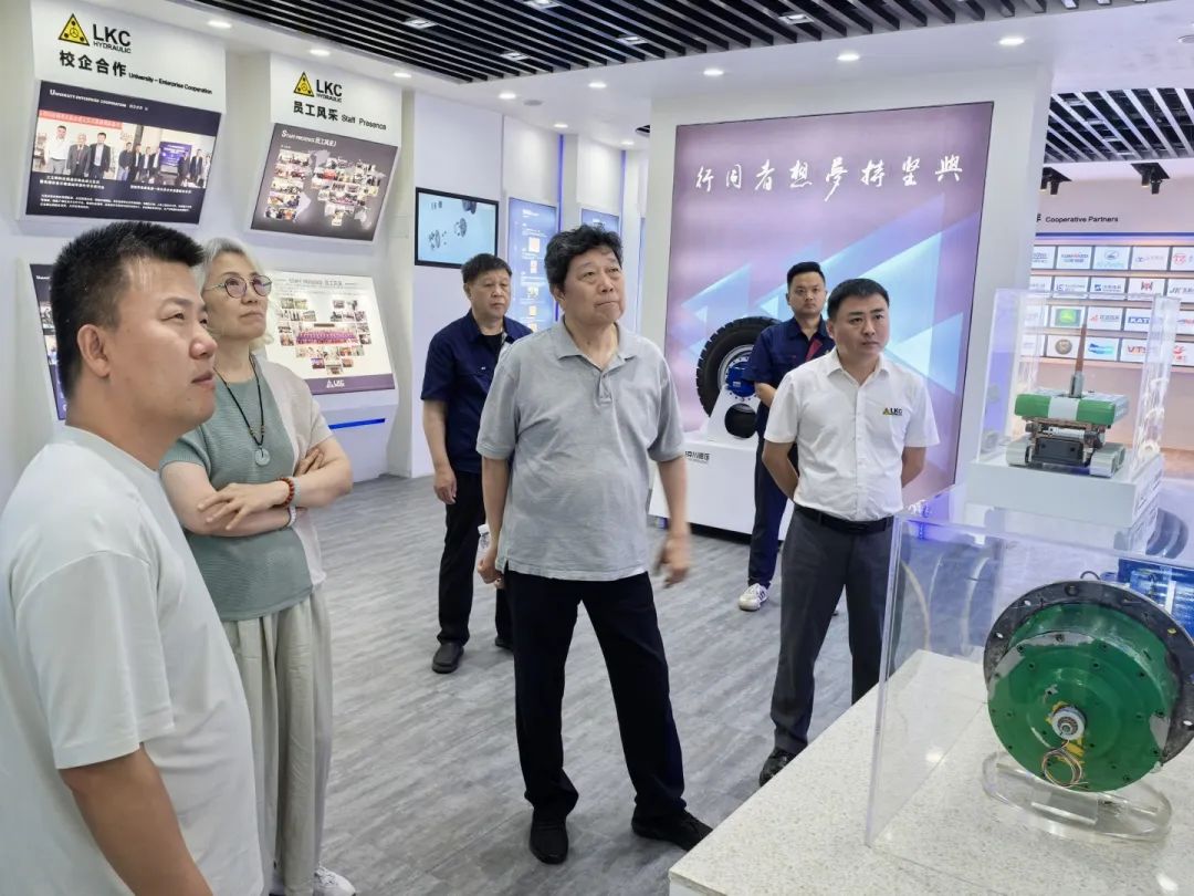 中國液壓氣動密封件工業協會理事長杜旭東一行蒞臨我公司參觀指導1.jpg